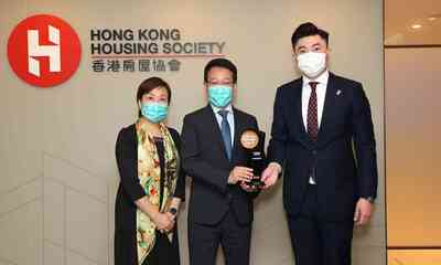 HKHS Chief Executive Officer James Chan (middle) and Corporate Communications Director Pamela Leung (left) received the “Sustainable Development Corporate Award” from Sing Tao News Group Limited Co-Chief Executive Officer Cai Jin.